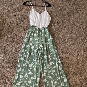 Women’s romper colored green and white. From the brand Francesca’s. Size small.